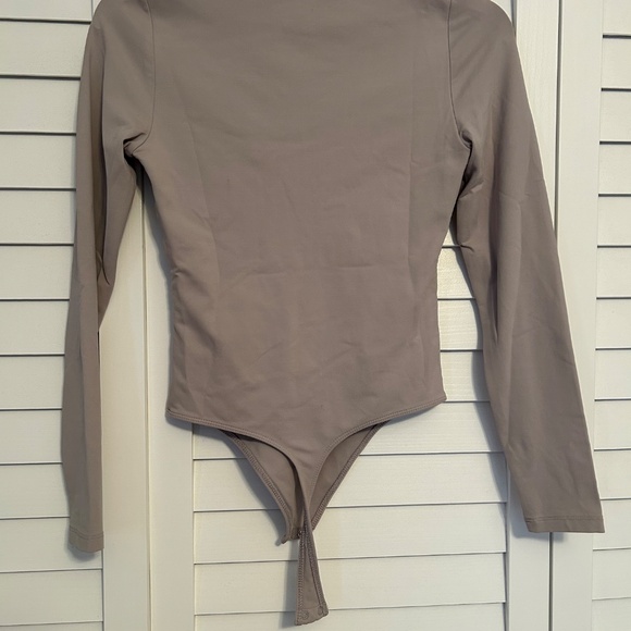 Babaton Contour V-Neck Longsleeve Bodysuit - Picture 4 of 6